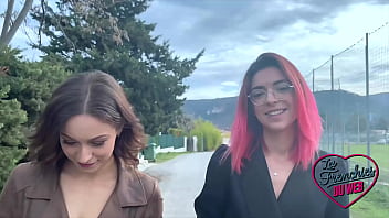 Jade et Leila se font tourner deux lascars bien mont&eacute_s