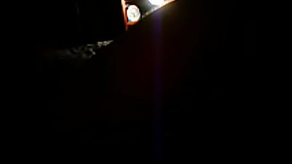 Marce mit dem Rücken zugewandt.AVI