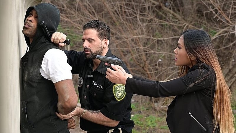 May thai è un agente di polizia provocatorio e may thai si diverte con il porno alla stazione