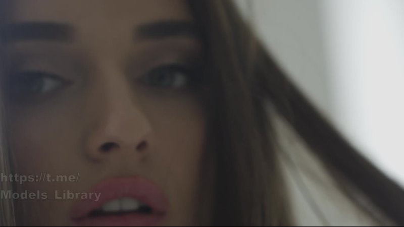 स्टेसीक्यू द्वारा सोफीक यूक्रेनी नीली आंखें सेक्सी होंठ सुंदर प्राकृतिक स्तन देवी लाल अधोवस्त्र एकल नग्न पोजिंग स्ट्रिपटीज़ नग्न